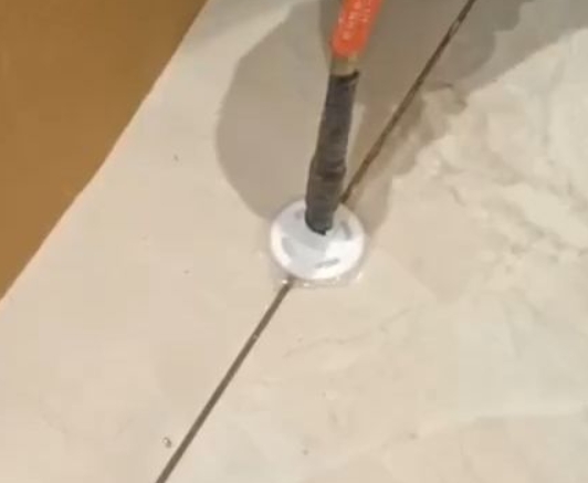 荆州市瓷砖空鼓维修公司专业解答瓷砖在铺贴过程中，如果没有涂抹均匀到位的粘结材料（如水泥砂浆或瓷砖胶），可能会导致以下问题