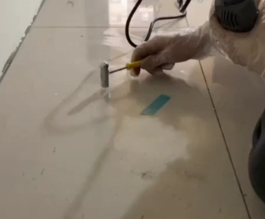 荆州市瓷砖开裂维修公司专业分享瓷砖在铺贴前如果没有沥干水分，将会导致以下问题