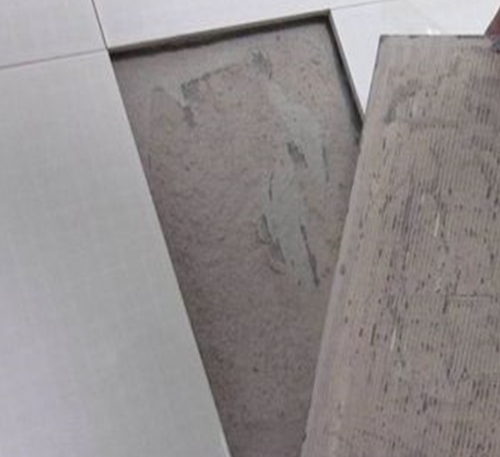 荆州市瓷砖空鼓维修公司分享瓷砖铺贴时如果打浆（即涂抹在瓷砖背面和基层上的砂浆或瓷砖胶）过少，会带来以下问题